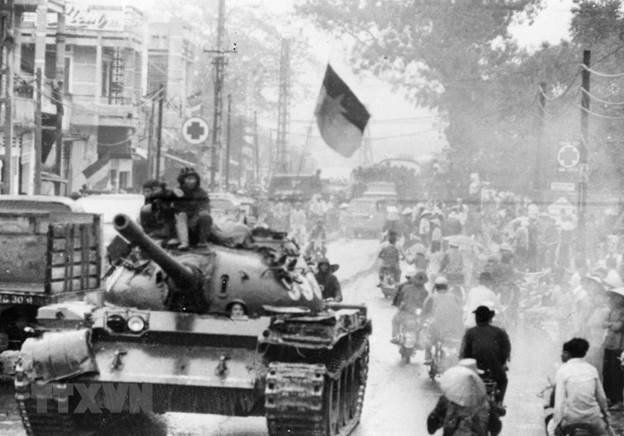  Xe tăng Lữ đoàn 203, Sư đoàn 304, Quân đoàn 2 tiến vào giải phóng Đà Nẵng, ngày 29/3/1975. (Ảnh: Tư liệu TTXVN)