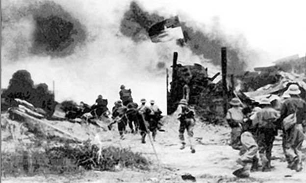  Bộ đội Sư đoàn 320A (Quân đoàn 3) đánh chiếm căn cứ Đồng Dù ngày 29/4/1975 trong Chiến dịch Hồ Chí Minh. (nh: Tư liệu/TTXVN phát)