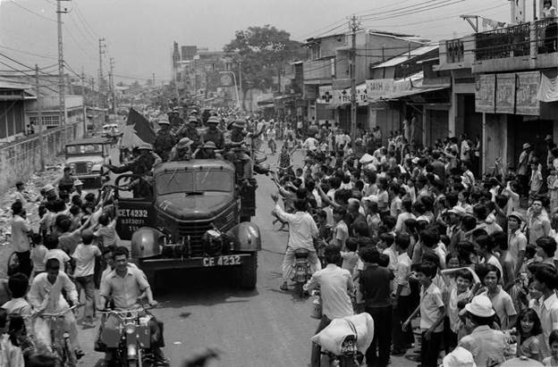  Nhân dân Sài Gòn đổ ra đường, nồng nhiệt chào đón Quân giải phóng tiến vào thành phố. (Ảnh: Hứa Kiểm/TTXVN)