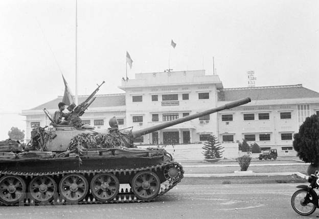 Xe tăng của Sư đoàn 10 (Quân đoàn 3) đánh chiếm Bộ Tổng tham mưu Ngụy quyền Sài Gòn lúc 11 giờ 30 phút ngày 30/4/1975. (Ảnh: TTXVN)