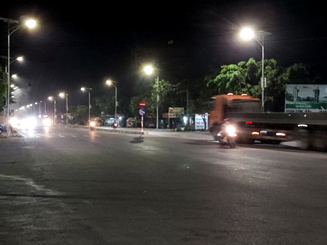 Ngay giao lộ tuyến tránh với đường liên xã Tân Hạnh- Tân Ngãi, đèn sáng lung linh, người dân đều phấn khởi.