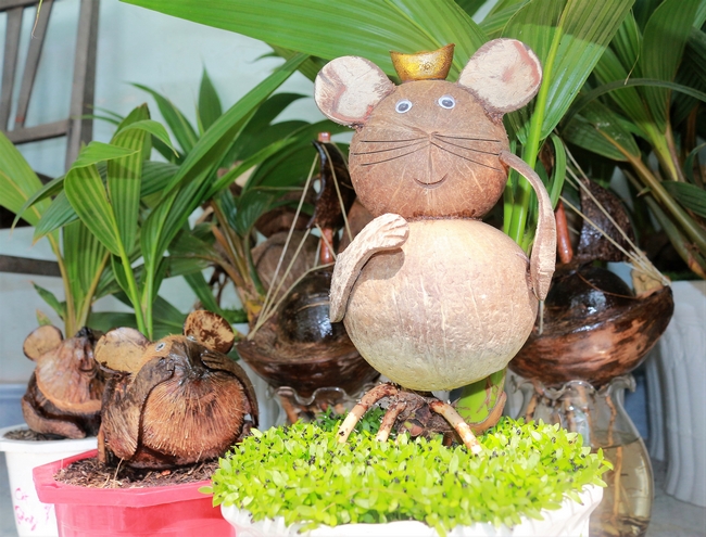 Để tạo hình chuột, những cây dừa bonsai sau khi được dưỡng rễ sẽ được kết dính với một gáo dừa được cắt, ráp từng chi tiết: mắt, mũi, miệng, tay.