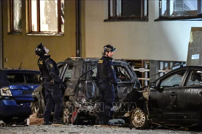 Cảnh sát điều tra tại hiện trường vụ nổ tòa chung cư ở thủ đô Stockholm, Thụy Điển, ngày 13/1/2020. Ảnh: AFP/TTXVN