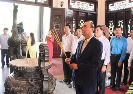 Thủ tướng Nguyễn Xuân Phúc cùng lãnh đạo trung ương, lãnh đạo tỉnh Vĩnh Long viếng Chủ tịch HĐBT Phạm Hùng.