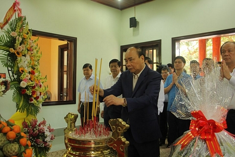 hủ tướng Nguyễn Xuân Phúc cùng lãnh đạo trung ương, lãnh đạo tỉnh Vĩnh Long viếng Thủ tướng Võ Văn Kiệt.