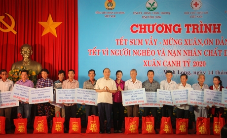 Thủ tướng Nguyễn Xuân Phúc tặng 100 ngôi nhà cho người nghèo, mỗi căn trị giá 50 triệu đồng.