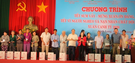 Thủ tướng Nguyễn Xuân Phúc tặng quà cho các gia đình có hoàn cảnh khó khăn.