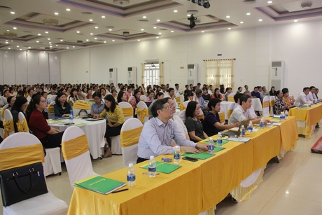Đại biểu tham dự hội thảo về sách giáo khoa mới.