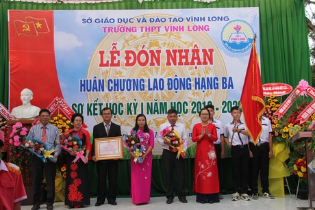 Bà Nguyễn Thị Quyên Thanh- Tỉnh ủy viên, Giám đốc Sở GD- ĐT trao Huân chương Lao động hạng III cho lãnh đạo nhà trường.