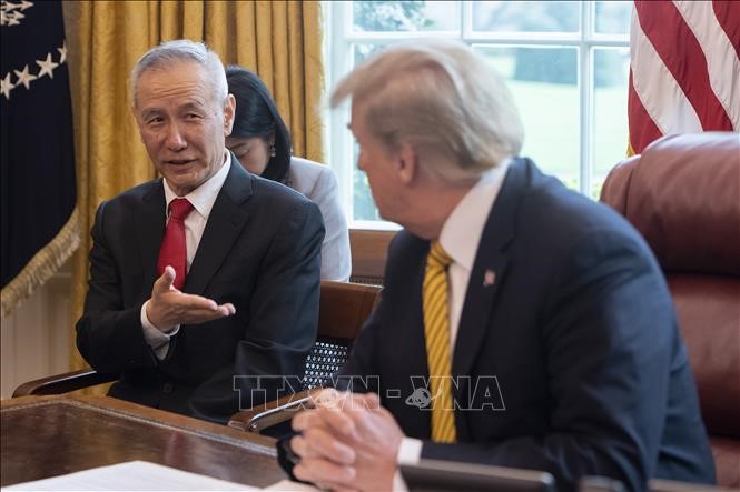 Tổng thống Mỹ Donald Trump (phải) trong cuộc gặp với Phó Thủ tướng Trung Quốc Lưu Hạc (trái) tại Washington, DC, Mỹ, ngày 4/4/2019. Ảnh: AFP/TTXVN