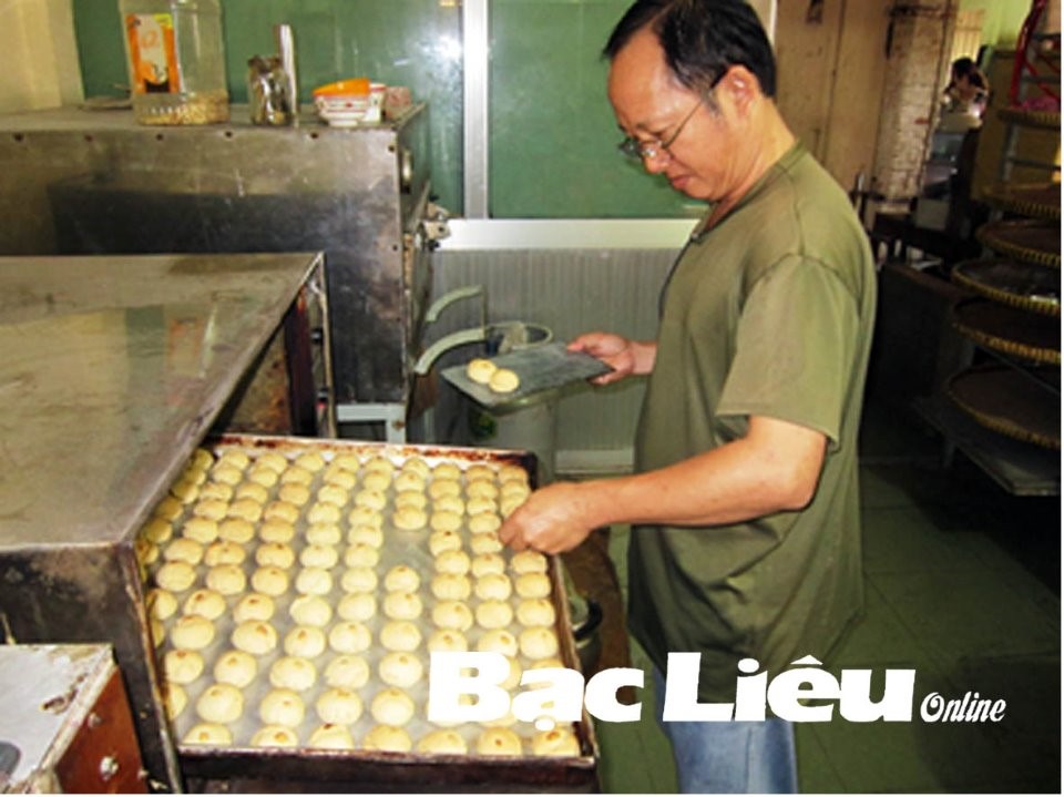 Cơ sở sản xuất bánh Thái Can (phường 5, TP. Bạc Liêu) nướng bánh đậu phộng. Ảnh: T.Q