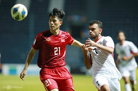 Đình Trọng “khóa chết” các tiền đạo UAE trong trận hòa 0- 0 tại Buriram tối 13/1.