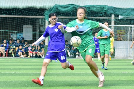 Pha tranh bóng của đội Liên Minh FC (Bình Tân) tại giải Cúp Jenny 2020.