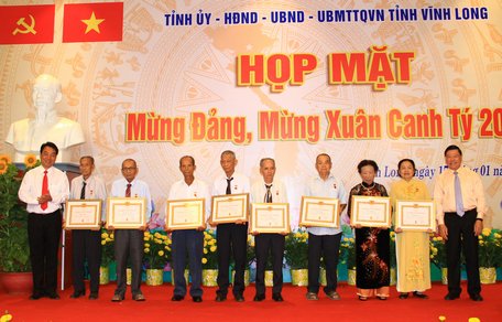 Bí thư Tỉnh ủy- Trần Văn Rón và Chủ tịch UBND tỉnh- Lữ Quang Ngời trao Huy hiệu Đảng cho các đồng chí cao niên tuổi Đảng.