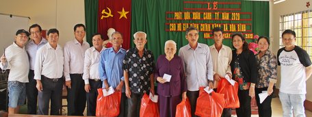 Đại biểu Quốc hội Lưu Thành Công (thứ 4, bên trái) cùng chính quyền địa phương và nhà tài trợ tặng quà gia đình chính sách xã Hòa Bình (Trà Ôn).