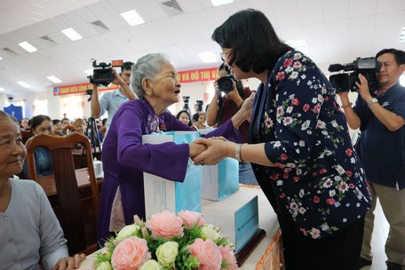 Phó Chủ tịch nước Đặng Thị Ngọc Thịnh trao tặng quà tết cho quý Mẹ Việt Nam Anh hùng.