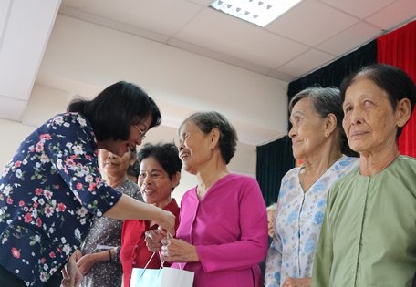 Phó Chủ tịch nước Đặng Thị Ngọc Thịnh trao tặng quà “Tết yêu thương” cho nữ cựu thanh niên xung phong.
