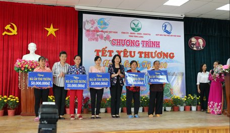 Phó Chủ tịch nước Đặng Thị Ngọc Thịnh (bên phải) và Phó Chủ tịch Trung ương Hội Liên hiệp Phụ nữ Việt Nam Nguyễn Thị Tuyết (bên trái) trao mái ấm tình thương cho gia đình phụ nữ nghèo.