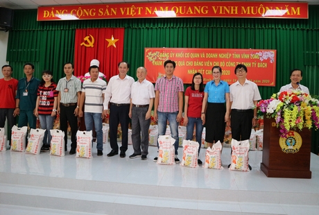 Đồng chí Trần Xuân Thiện đại diện Ban Thường vụ Đảng ủy Khối Cơ quan và Doanh nghiệp tỉnh và lãnh đạo Công ty TNHH Tỷ Bách tặng quà tết cho cấp ủy và đảng viên.