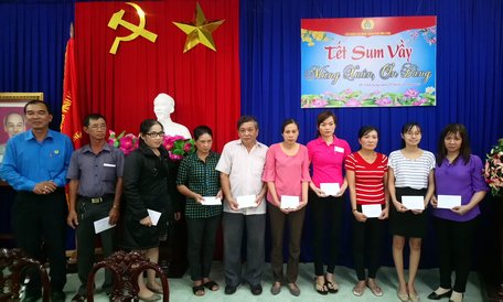 Ông Phan Văn Thành- Phó Chủ tịch Liên đoàn Lao động tỉnh tặng quà cho CNLĐ khó khăn ở TP Vĩnh Long