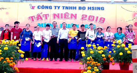 Ông Phan Văn Thành- Phó Chủ tịch Liên đoàn Lao động tỉnh trao quà cho đoàn viên, công nhân lao động Công ty TNHH Bo Hsing.
