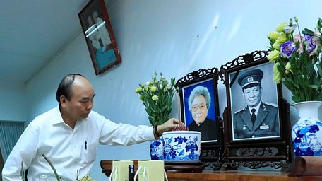   Thủ tướng Nguyễn Xuân Phúc dâng hương, tưởng nhớ Đại tướng Lê Đức Anh. (Ảnh: Thống Nhất/TTXVN)