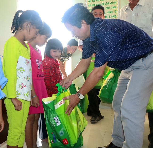 Ông Nguyễn Hữu Khánh- Tổng Biên tập Báo Vĩnh Long trao quà cho các học sinh có hoàn cảnh khó khăn tại Trường Tiểu học Trung An A.