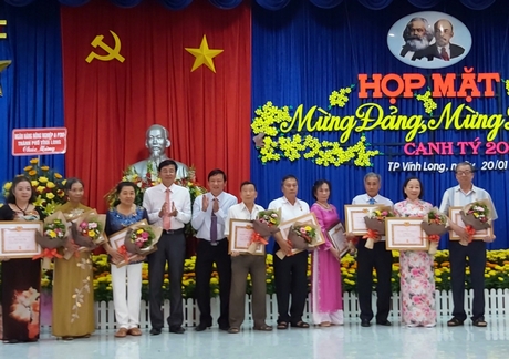 Bí thư Thành ủy Vĩnh Long Hồ Văn Huân trao Huy hiệu 45 năm tuổi đảng cho đồng chí cao niên tuổi Đảng.