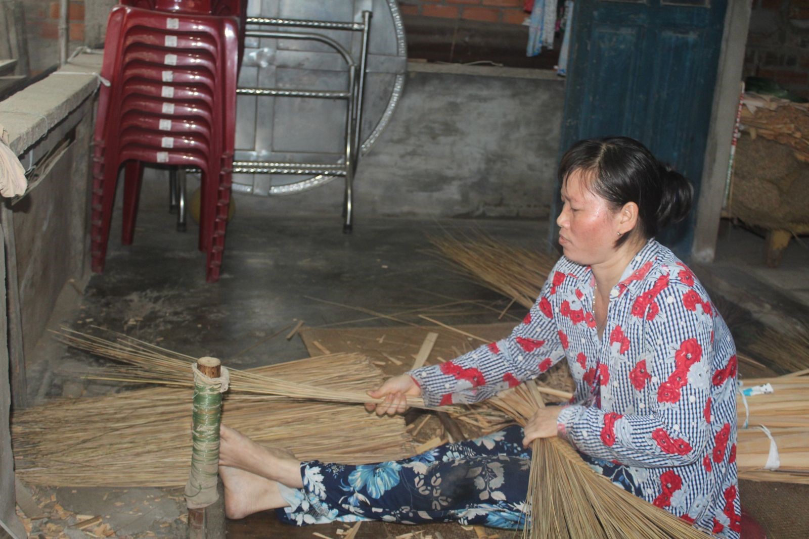 Nhờ nghề bó chổi, chị Trần Thị Tú Trinh vừa có thu nhập ổn định vừa có thời gian chăm lo gia đình