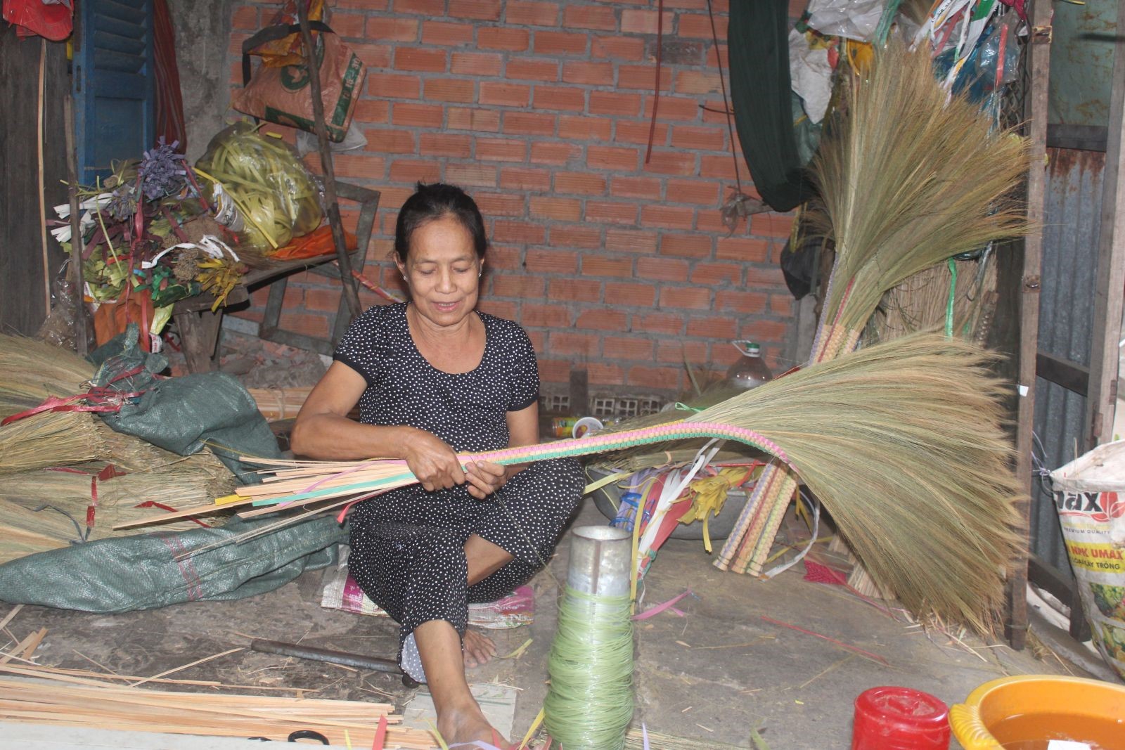 Bà Võ Thị Hai là người truyền nghề bó chổi cho người dân ấp Rạch Chanh