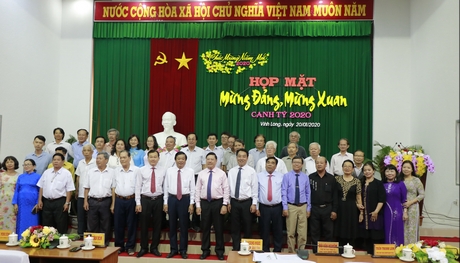 Lãnh đạo Tỉnh ủy- HĐND- UBND- UBMTTQ Việt Nam tỉnh Vĩnh Long chụp ảnh lưu niệm với đại diện đội ngũ trí thức và văn nghệ sĩ buổi họp mặt.