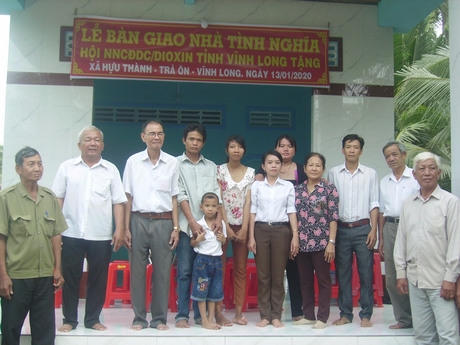 Đơn vị hỗ trợ và chính quyền, đoàn thể xã Hựu Thành chụp ảnh lưu niệm cùng gia đình anh Nguyễn Văn Nguyên.