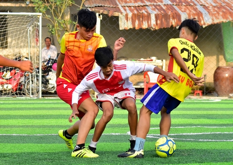 Pha tranh bóng trong trận chung kết kịch tính, giữa Thành Danh FC (thị trấn Vũng Liêm- áo đỏ) trước Phi Long FC.