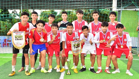  Thành Danh FC (thị trấn Vũng Liêm) đăng quang tại giải U14+2 BOA Thanh Bình.