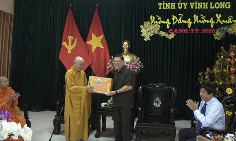 Bí thư Tỉnh ủy- Trần Văn Rón tặng quà tết cho đại diện Ban Trị sự Giáo hội Phật giáo Việt Nam tỉnh.