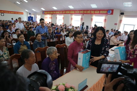 Phó Chủ tịch nước Đặng Thị Ngọc Thịnh trao tặng quà tết cho quý mẹ Việt Nam anh hùng ở huyện Bình Tân.