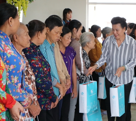 Phó Chủ tịch Hội Liên hiệp Phụ nữ Việt Nam Nguyễn Thị Tuyết trao quà “Tết yêu thương” năm 2020 cho gia đình phụ nữ nghèo, phụ nữ có hoàn cảnh khó khăn trong tỉnh.