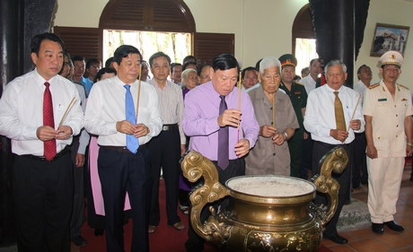 Bí thư Tỉnh ủy- Trần Văn Rón cùng đoàn dâng hương tại nơi thờ tự  Quốc tổ Hùng Vương.