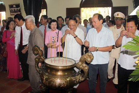 Các đại biểu dâng hương tại nơi thờ tự Quốc tổ Hùng Vương.