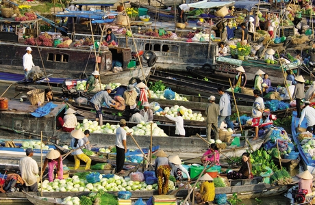 Chợ nổi là nét văn hóa độc đáo ở vùng sông nước. Ảnh: VINH HIỂN