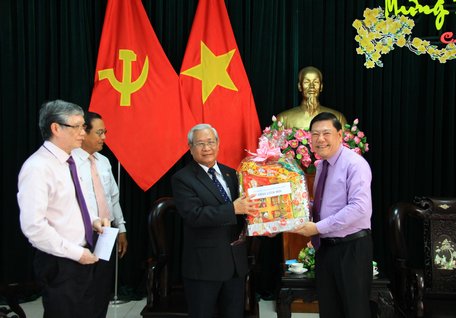  Mục sư Phan Quang Thiệu- Tổng thư ký Tổng Liên hội Hội thánh Tin lành miền Nam (Việt Nam) chúc tết Tỉnh ủy Vĩnh Long.