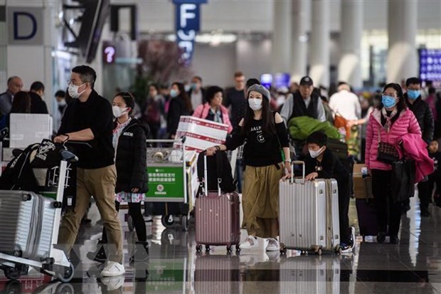 Hành khách đeo khẩu trang để phòng tránh lây nhiễm virus corona tại sân bay quốc tế Hong Kong, Trung Quốc, ngày 22/1/2020. (Nguồn: AFP/TTXVN)