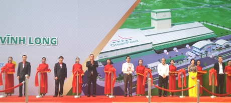 Ông Lê Quang Trung- Ủy viên Thường vụ Tỉnh ủy- Phó Chủ tịch Thường trực UBND tỉnh (áo trắng, đứng giữa) cùng cắt băng khánh thành nhà máy sản xuất thức ăn gia súc Greenfeed tại Khu công nghiệp Bình Minh.
