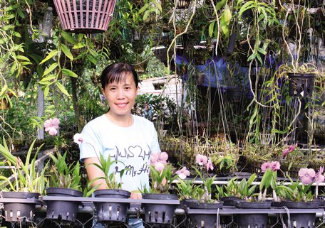 Chị Thanh thường tranh thủ thời gian để chăm sóc vườn lan.