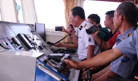 Đại tá Đoàn Mạnh Hùng- Trưởng đoàn công tác chúc tết cán bộ, chiến sĩ nhà giàn qua hệ thống thông tin trên tàu