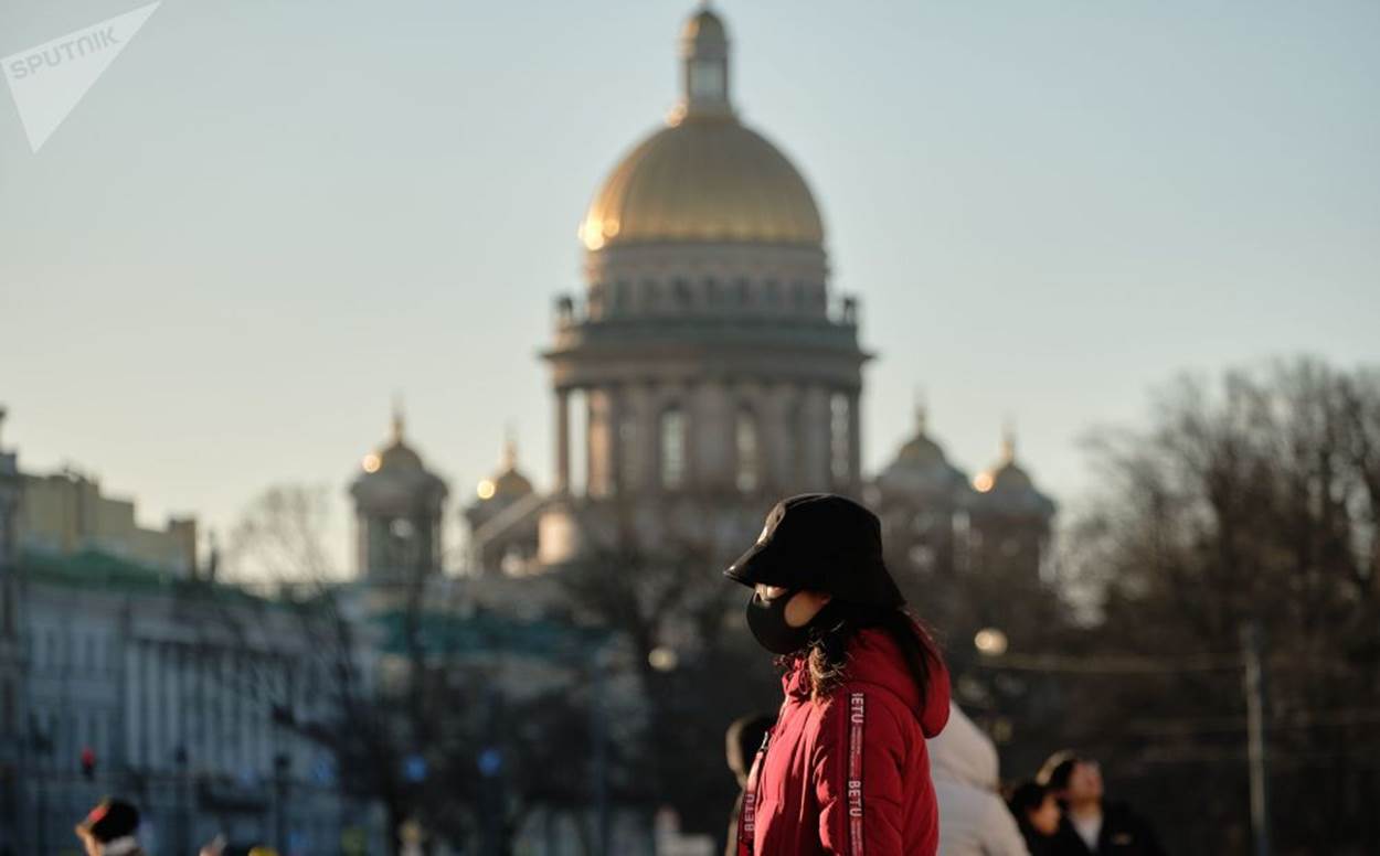  Một khách du lịch Trung Quốc đeo mặt nạ trong chuyến tham quan thành phố Saint Petersburg, Nga. Ảnh: Sputnik