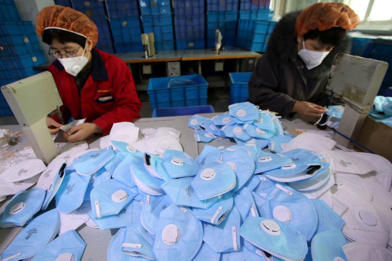  Công nhân tăng tốc sản xuất khẩu trang bảo hộ tại Handan, tỉnh Hồ Bắc. Ảnh: Reuters