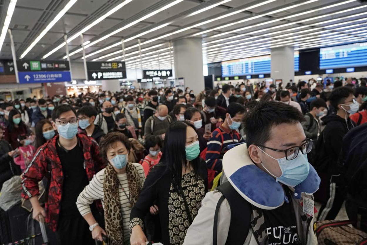  Hành khách đeo khẩu trang y tế tại sảnh chờ của một nhà ga tàu ở Hong Kong, Trung Quốc. Ảnh: AP
