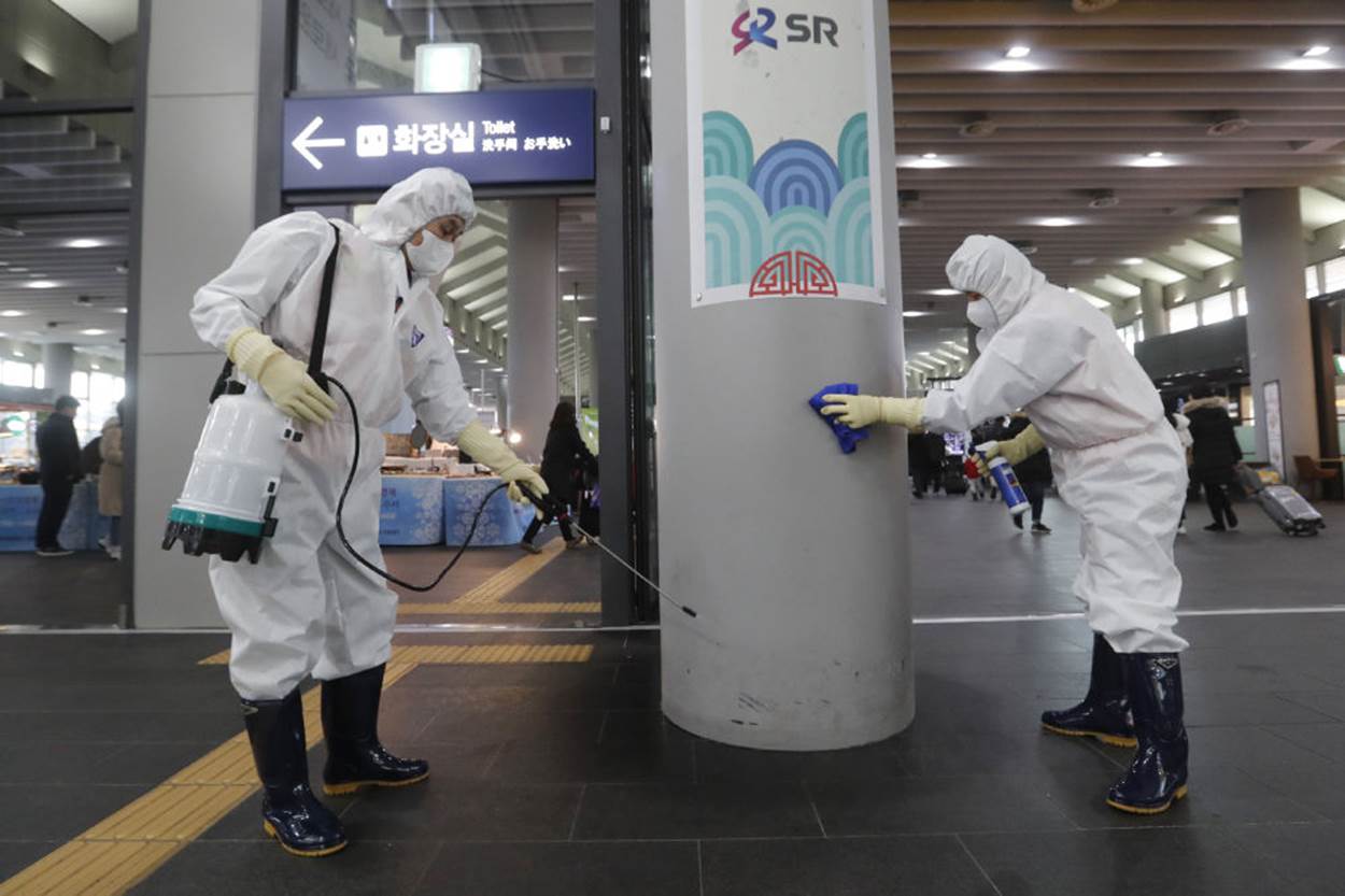  Nhân viên y tế khử trùng nhà ga Suseo tại Seoul, Hàn Quốc. Ảnh: Reuters