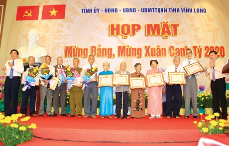 BS Nguyễn Hồng Trung (thứ 2 từ phải qua) nhận Huy hiệu 70 năm tuổi đảng do Tỉnh ủy Vĩnh Long tổ chức nhân kỷ niệm 90 năm Ngày thành lập Đảng Cộng sản Việt Nam.